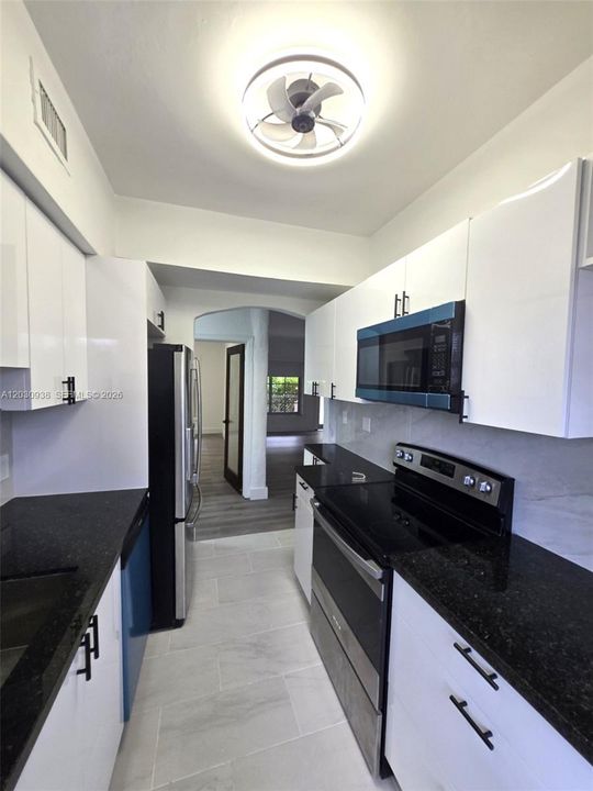 For Sale: $271,000 (2 beds, 1 baths, 726 Square Feet)
