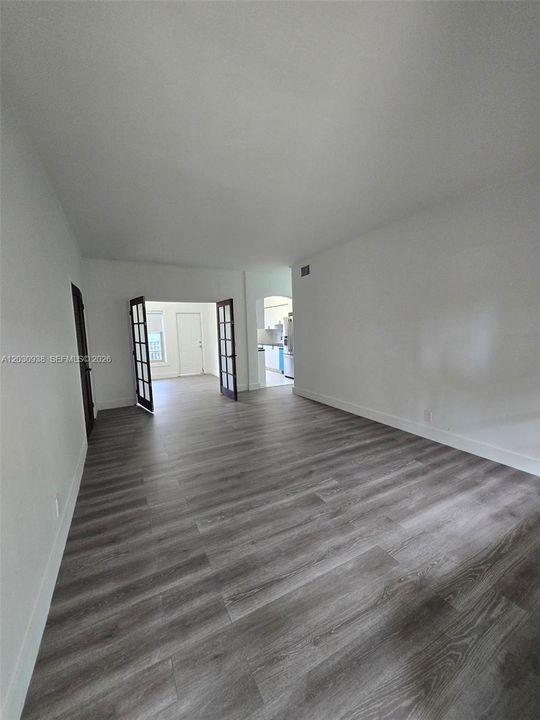 For Sale: $271,000 (2 beds, 1 baths, 726 Square Feet)