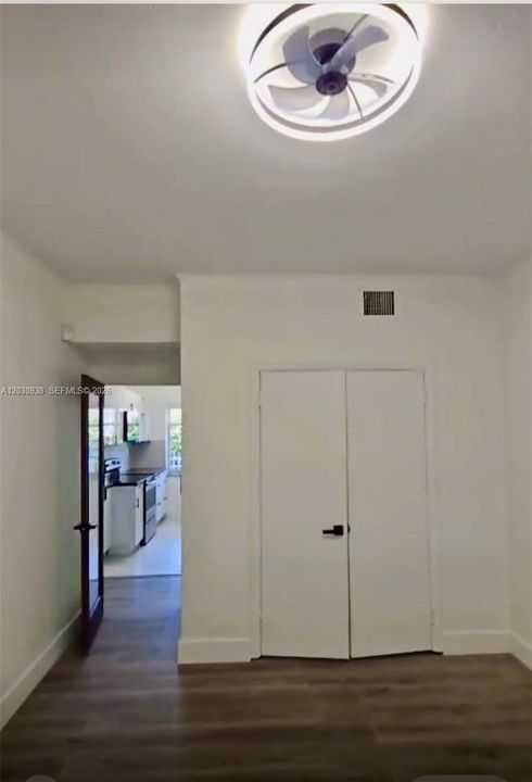 For Sale: $271,000 (2 beds, 1 baths, 726 Square Feet)
