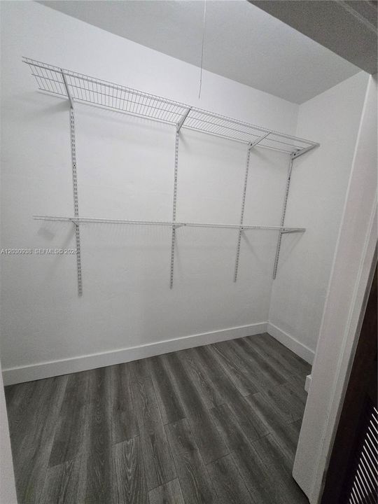 For Sale: $271,000 (2 beds, 1 baths, 726 Square Feet)