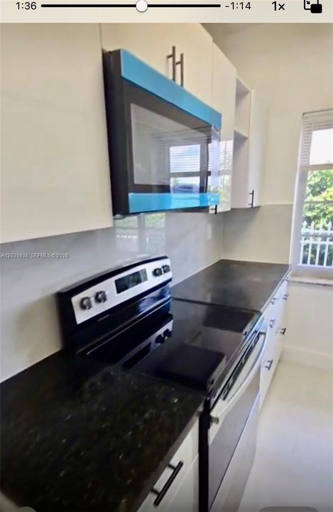 For Sale: $271,000 (2 beds, 1 baths, 726 Square Feet)