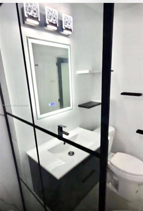 For Sale: $271,000 (2 beds, 1 baths, 726 Square Feet)