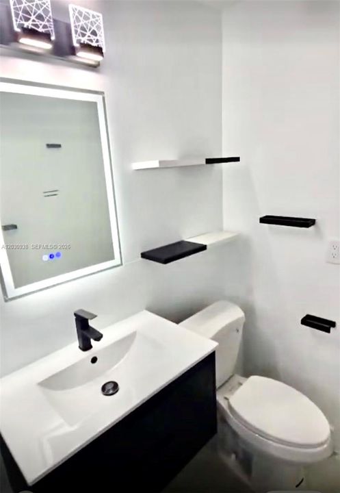 For Sale: $271,000 (2 beds, 1 baths, 726 Square Feet)