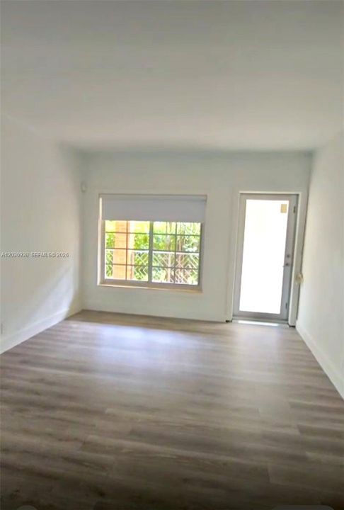 For Sale: $271,000 (2 beds, 1 baths, 726 Square Feet)