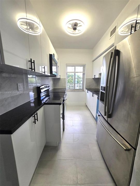 For Sale: $271,000 (2 beds, 1 baths, 726 Square Feet)
