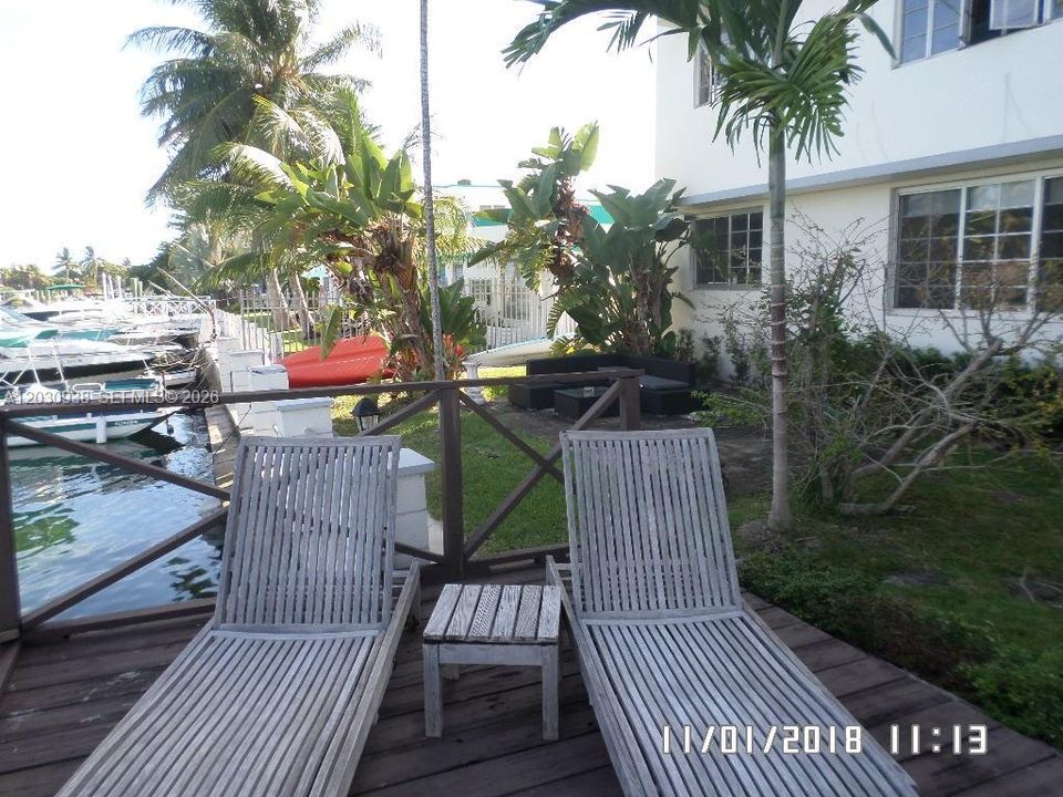 For Sale: $271,000 (2 beds, 1 baths, 726 Square Feet)