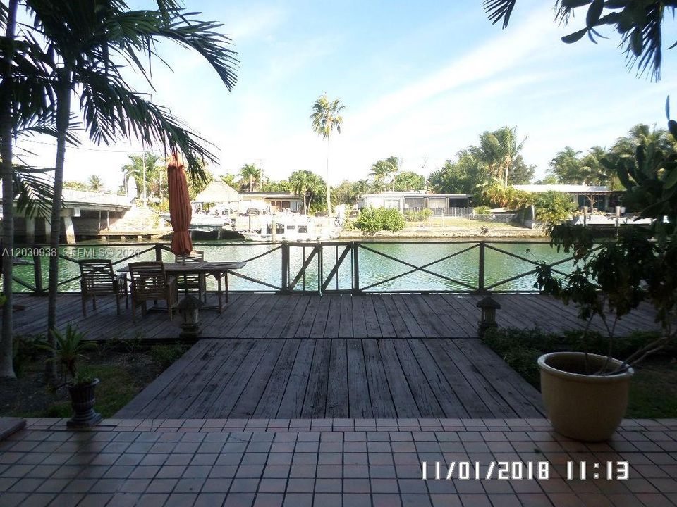 For Sale: $271,000 (2 beds, 1 baths, 726 Square Feet)