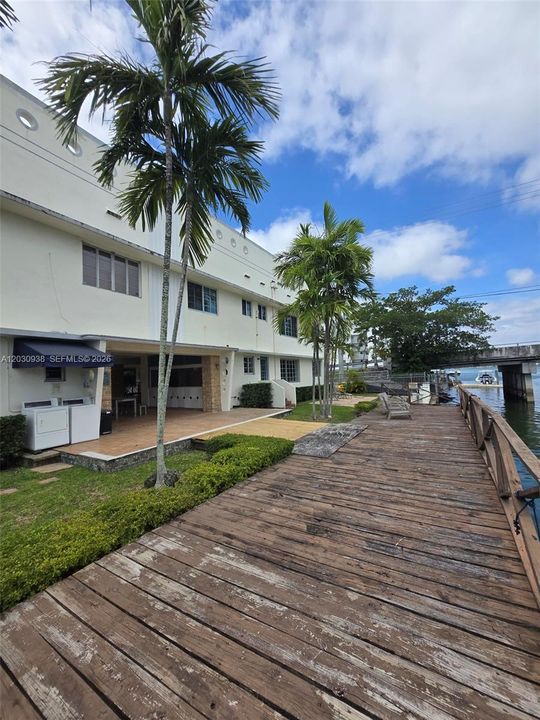 For Sale: $271,000 (2 beds, 1 baths, 726 Square Feet)