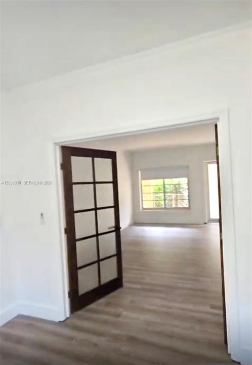 For Sale: $271,000 (2 beds, 1 baths, 726 Square Feet)
