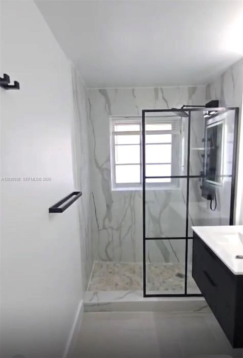 For Sale: $271,000 (2 beds, 1 baths, 726 Square Feet)