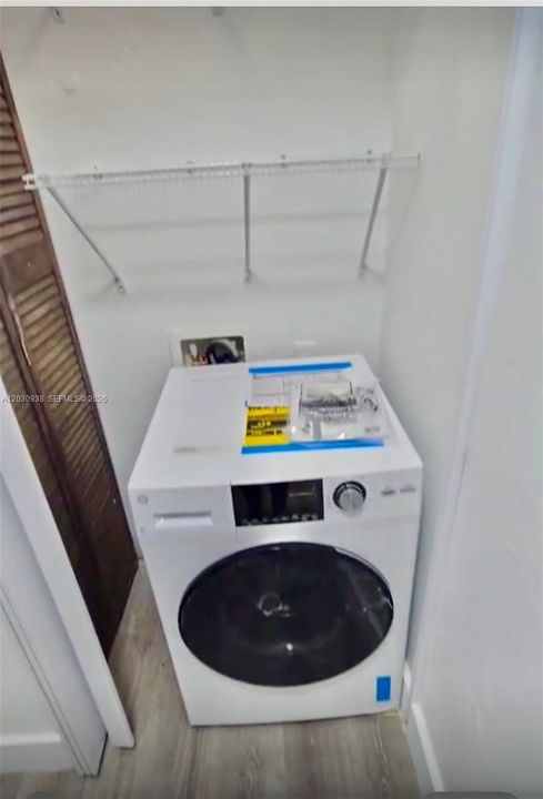 For Sale: $271,000 (2 beds, 1 baths, 726 Square Feet)