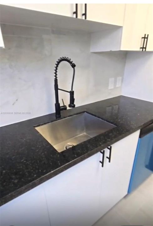 For Sale: $271,000 (2 beds, 1 baths, 726 Square Feet)