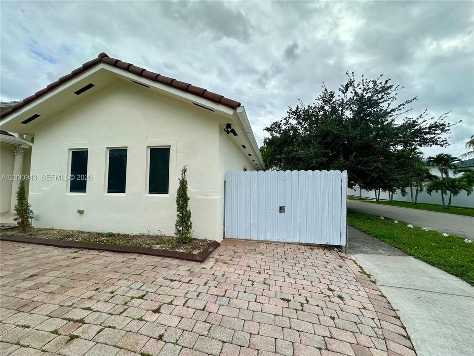 For Sale: $725,000 (3 beds, 2 baths, 1681 Square Feet)