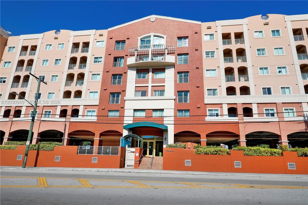 For Sale: $360,000 (2 beds, 2 baths, 897 Square Feet)