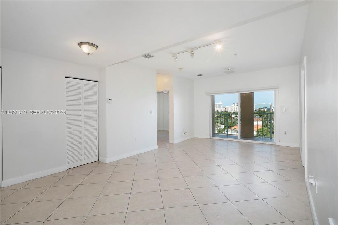 For Sale: $360,000 (2 beds, 2 baths, 897 Square Feet)