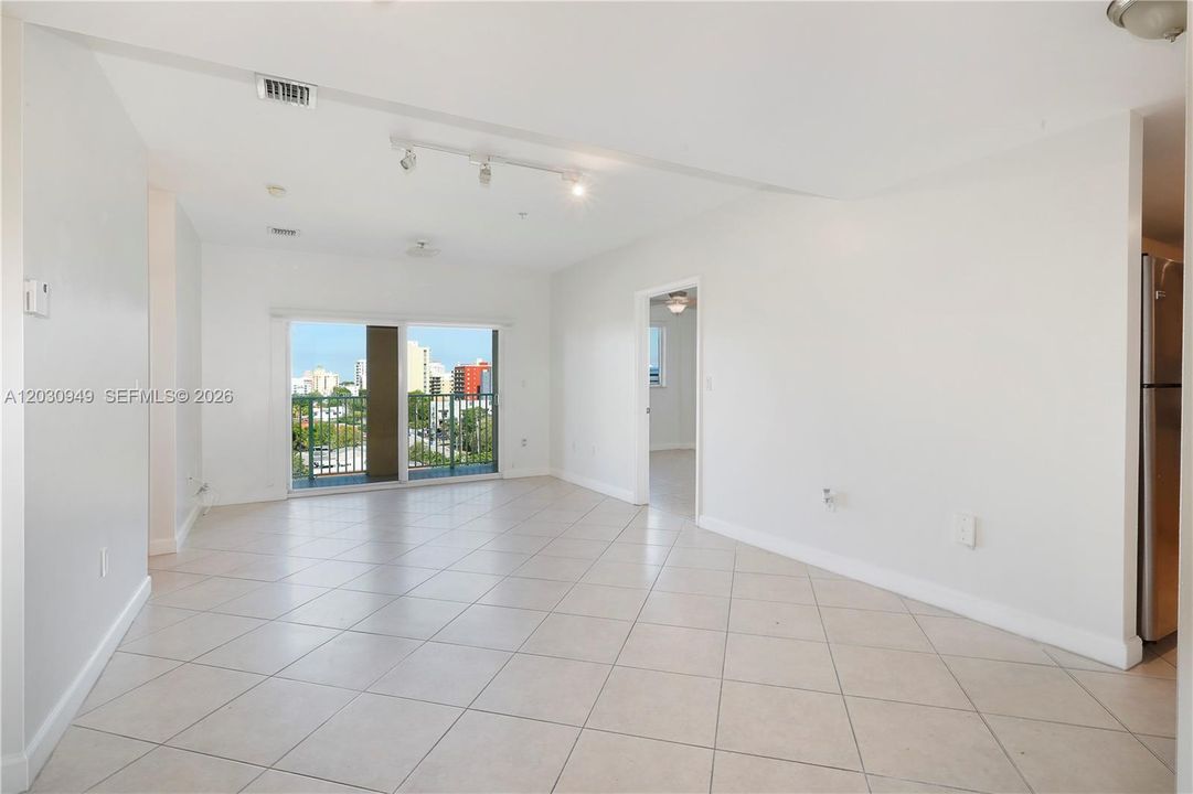 For Sale: $360,000 (2 beds, 2 baths, 897 Square Feet)