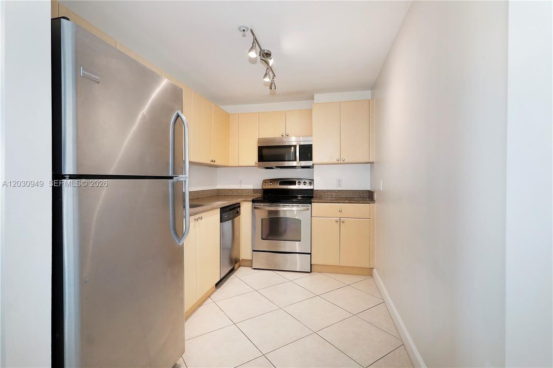 For Sale: $360,000 (2 beds, 2 baths, 897 Square Feet)