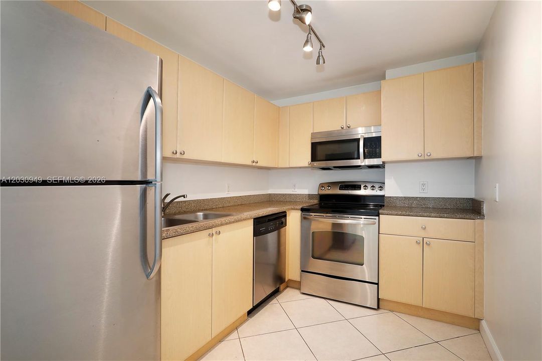 For Sale: $360,000 (2 beds, 2 baths, 897 Square Feet)