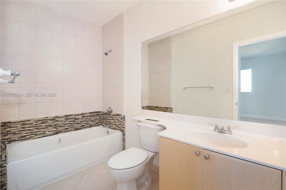 For Sale: $360,000 (2 beds, 2 baths, 897 Square Feet)