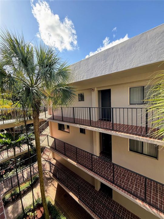 For Rent: $2,250 (2 beds, 2 baths, 965 Square Feet)