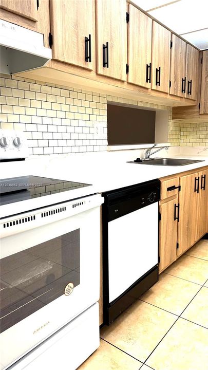 For Rent: $2,250 (2 beds, 2 baths, 965 Square Feet)