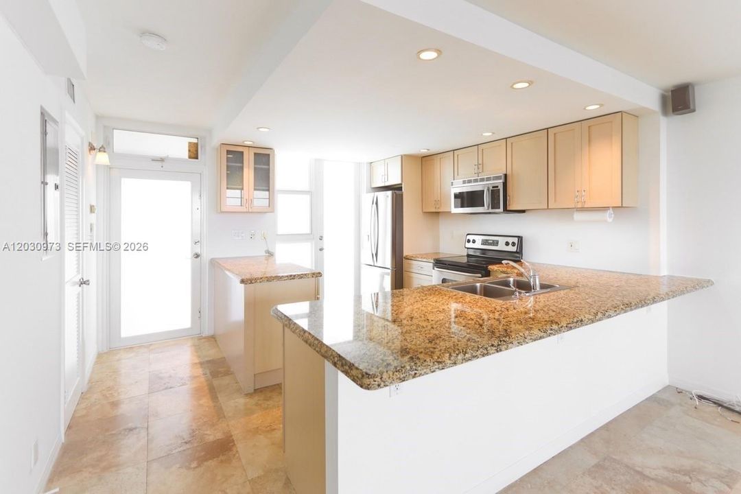 For Rent: $3,400 (1 beds, 1 baths, 723 Square Feet)