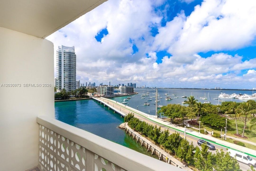 For Rent: $3,400 (1 beds, 1 baths, 723 Square Feet)