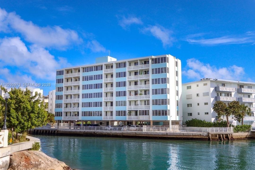 For Rent: $3,400 (1 beds, 1 baths, 723 Square Feet)