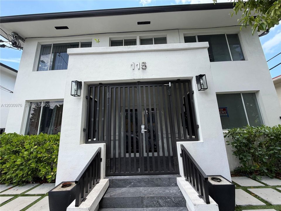 For Rent: $2,000 (2 beds, 1 baths, 704 Square Feet)