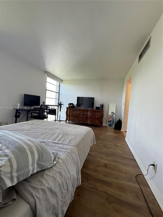 For Sale: $269,000 (2 beds, 2 baths, 1081 Square Feet)