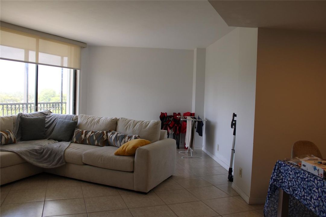 For Sale: $269,000 (2 beds, 2 baths, 1081 Square Feet)