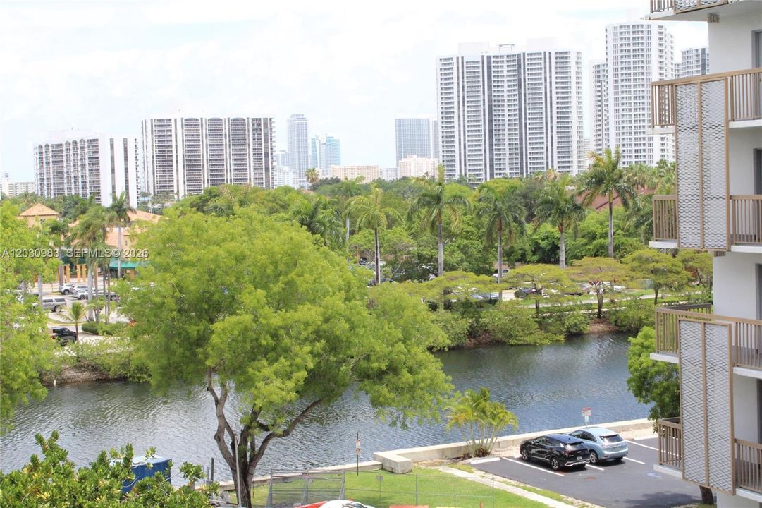 For Sale: $269,000 (2 beds, 2 baths, 1081 Square Feet)