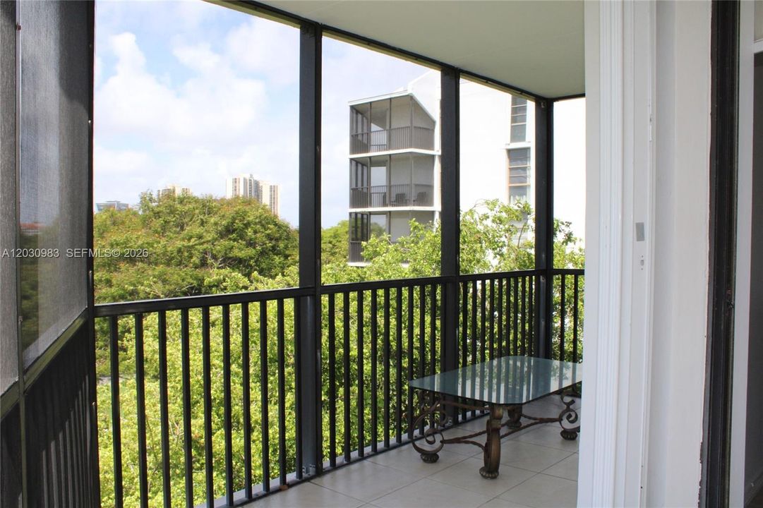 For Sale: $269,000 (2 beds, 2 baths, 1081 Square Feet)