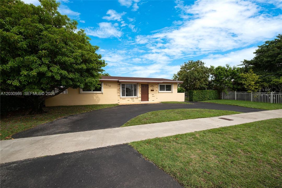 For Sale: $749,000 (3 beds, 2 baths, 1134 Square Feet)
