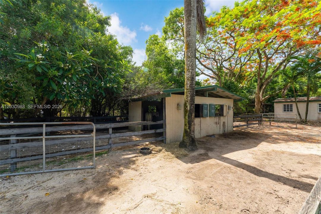 LOAFING SHED BARN