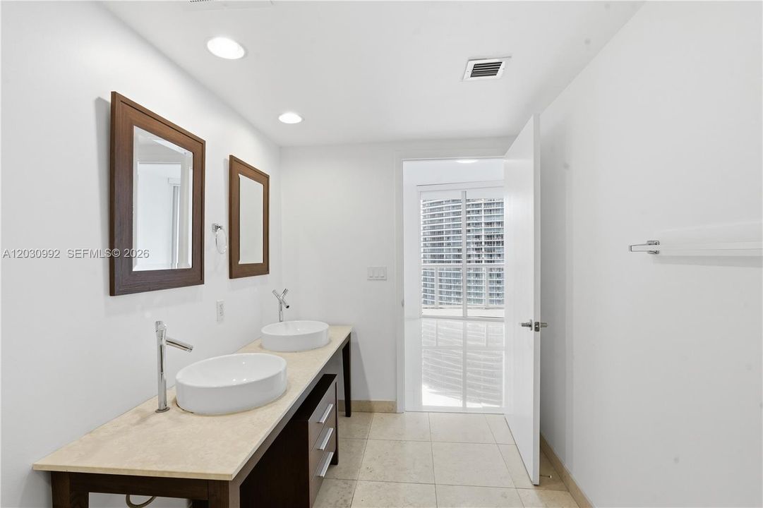 For Sale: $850,000 (2 beds, 2 baths, 1269 Square Feet)
