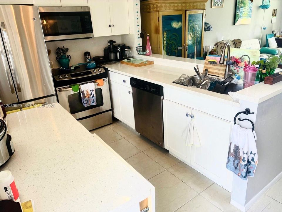 For Rent: $2,200 (1 beds, 1 baths, 768 Square Feet)