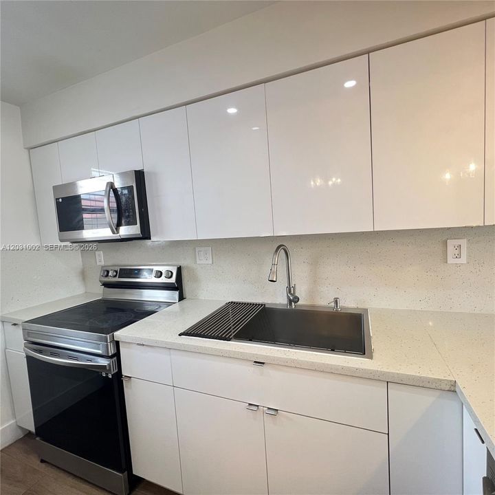 В аренду: $2,500 (2 спален, 2 ванн, 986 Квадратных фут)