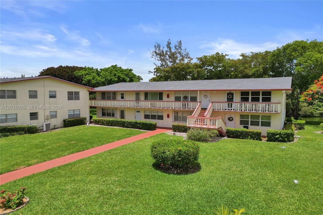 For Sale: $99,000 (1 beds, 1 baths, 646 Square Feet)
