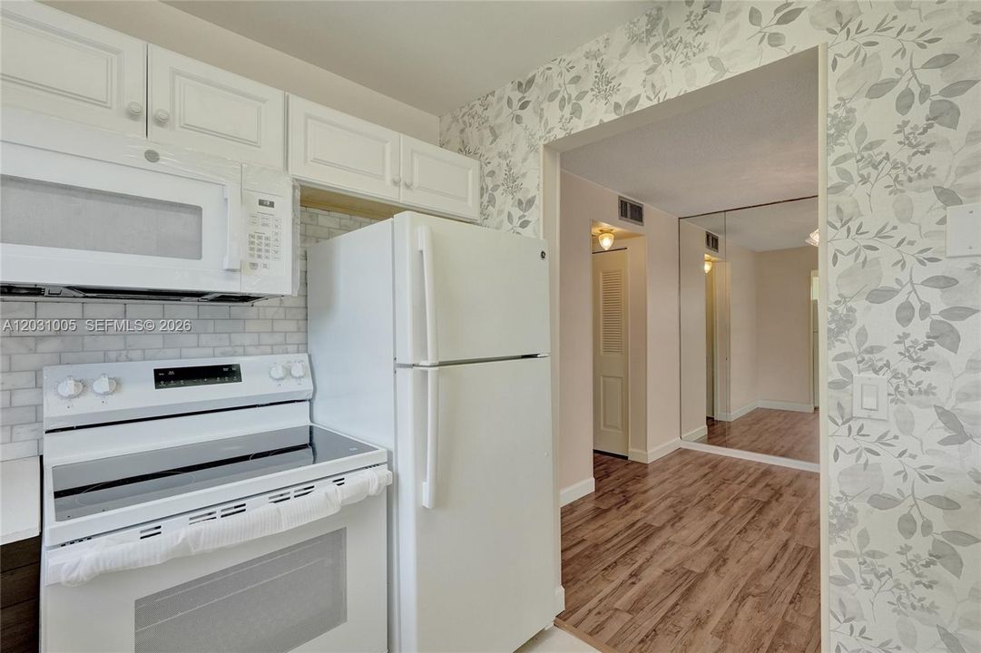 For Sale: $99,000 (1 beds, 1 baths, 646 Square Feet)