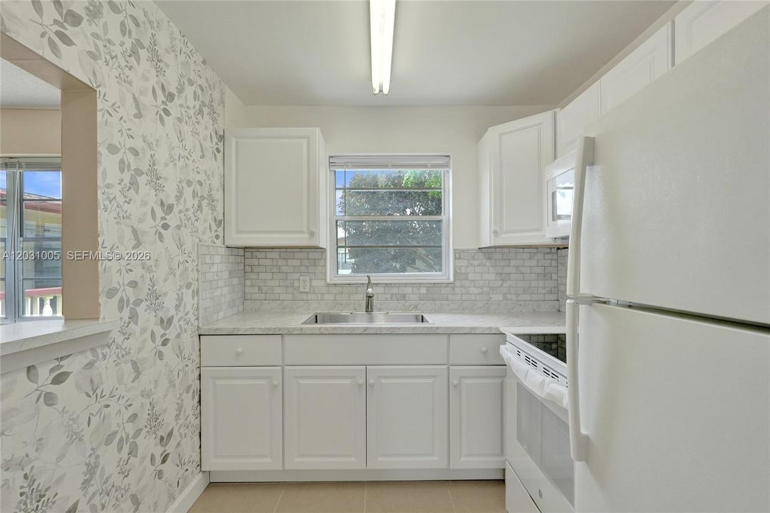 For Sale: $99,000 (1 beds, 1 baths, 646 Square Feet)