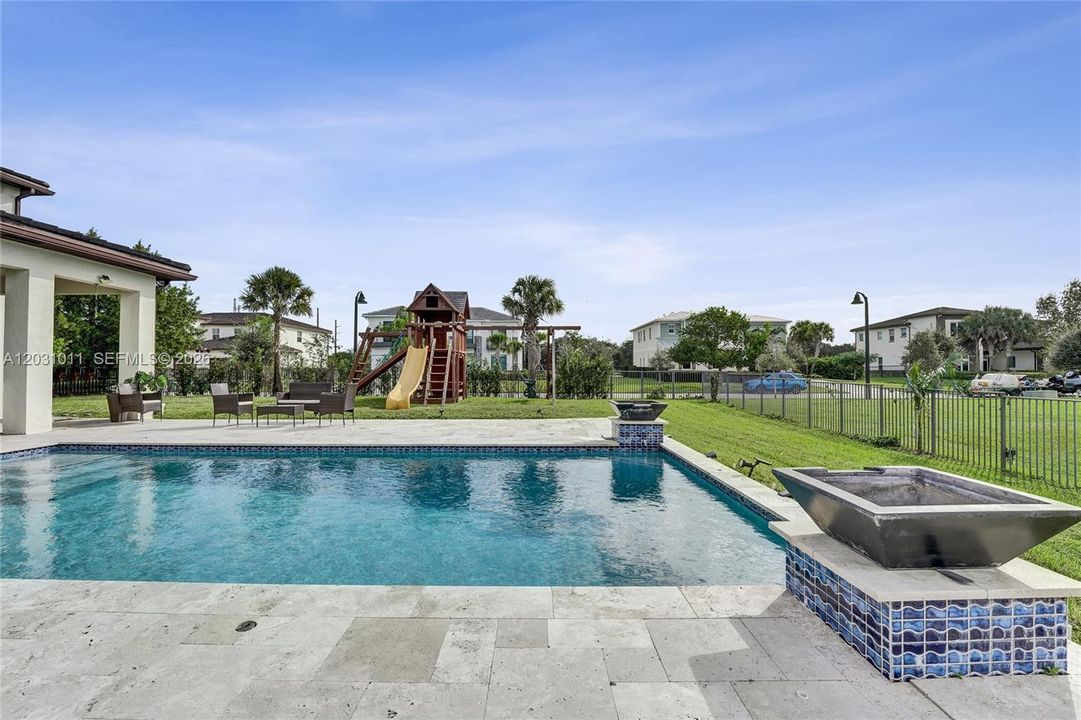 En Venta: $1,399,999 (5 camas, 4 baños, 4044 Pies cuadrados)