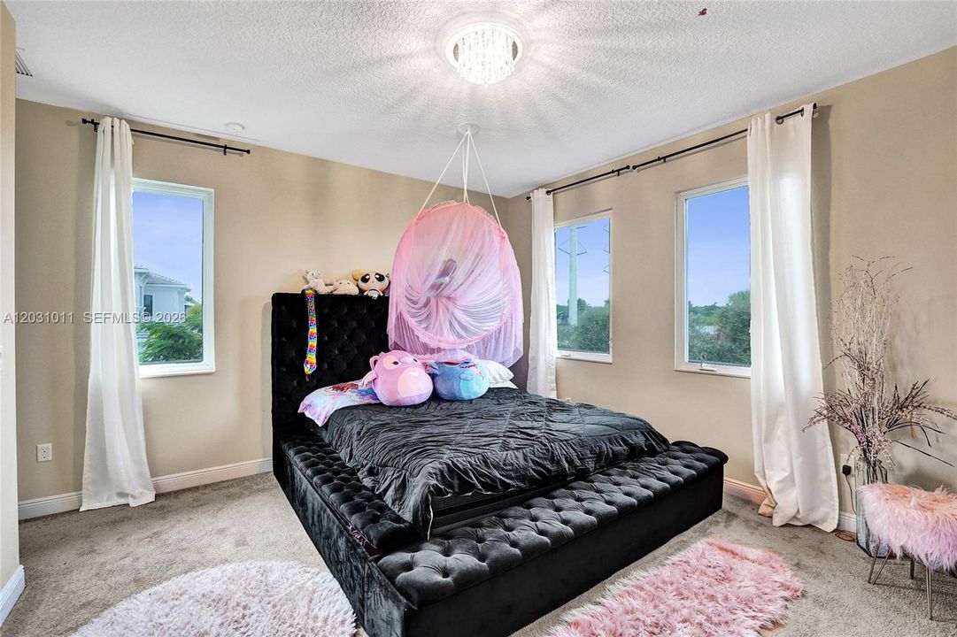 En Venta: $1,399,999 (5 camas, 4 baños, 4044 Pies cuadrados)