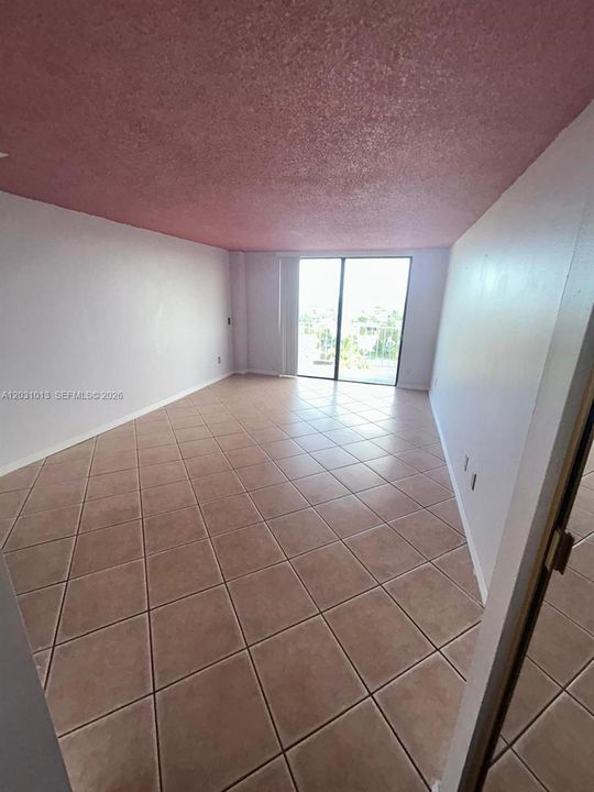 For Rent: $1,700 (1 beds, 1 baths, 723 Square Feet)