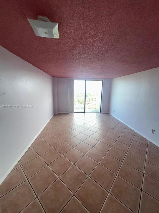 For Rent: $1,700 (1 beds, 1 baths, 723 Square Feet)