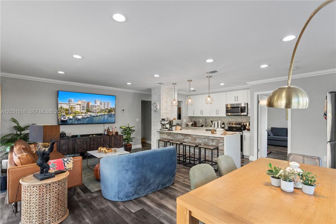 For Sale: $325,000 (2 beds, 2 baths, 1080 Square Feet)