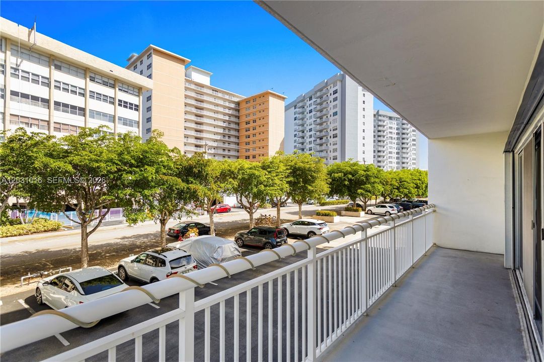 For Sale: $325,000 (2 beds, 2 baths, 1080 Square Feet)