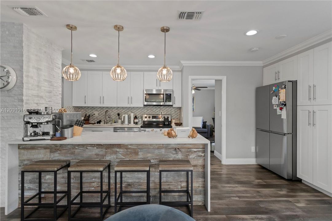 For Sale: $325,000 (2 beds, 2 baths, 1080 Square Feet)