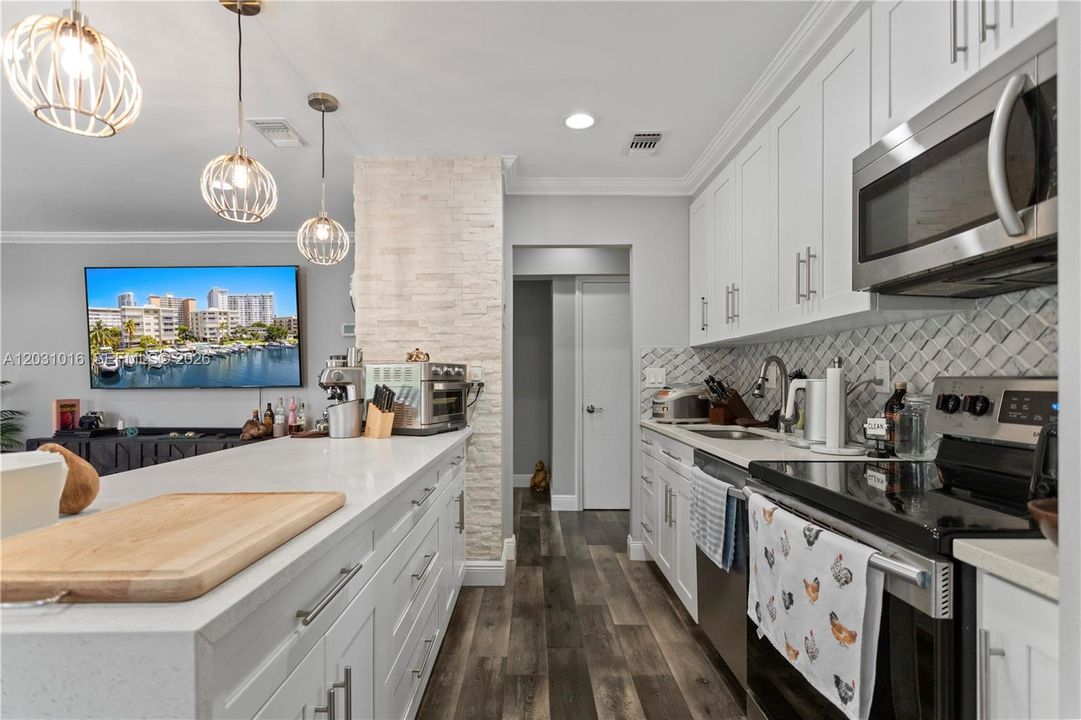 For Sale: $325,000 (2 beds, 2 baths, 1080 Square Feet)