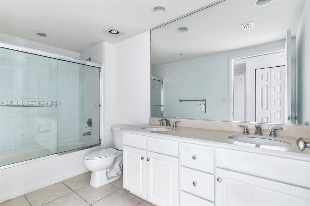 В аренду: $3,800 (2 спален, 2 ванн, 1303 Квадратных фут)